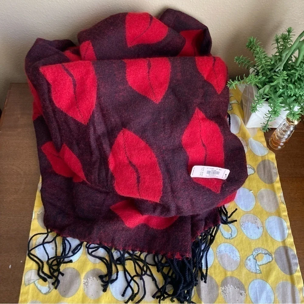 Victoria’s Secret NWT reversible kissy lips throw blanket